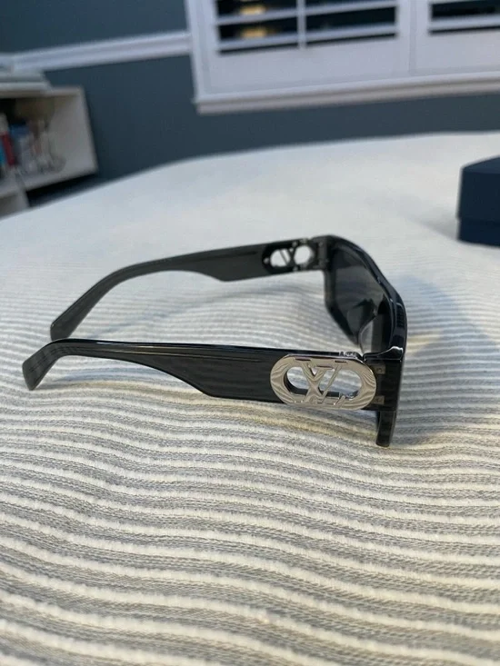 Louis Vuitton Shades - Picture 5 of 7